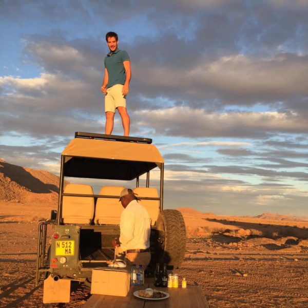 Steven van Stievie Wonder Tours op een jeep